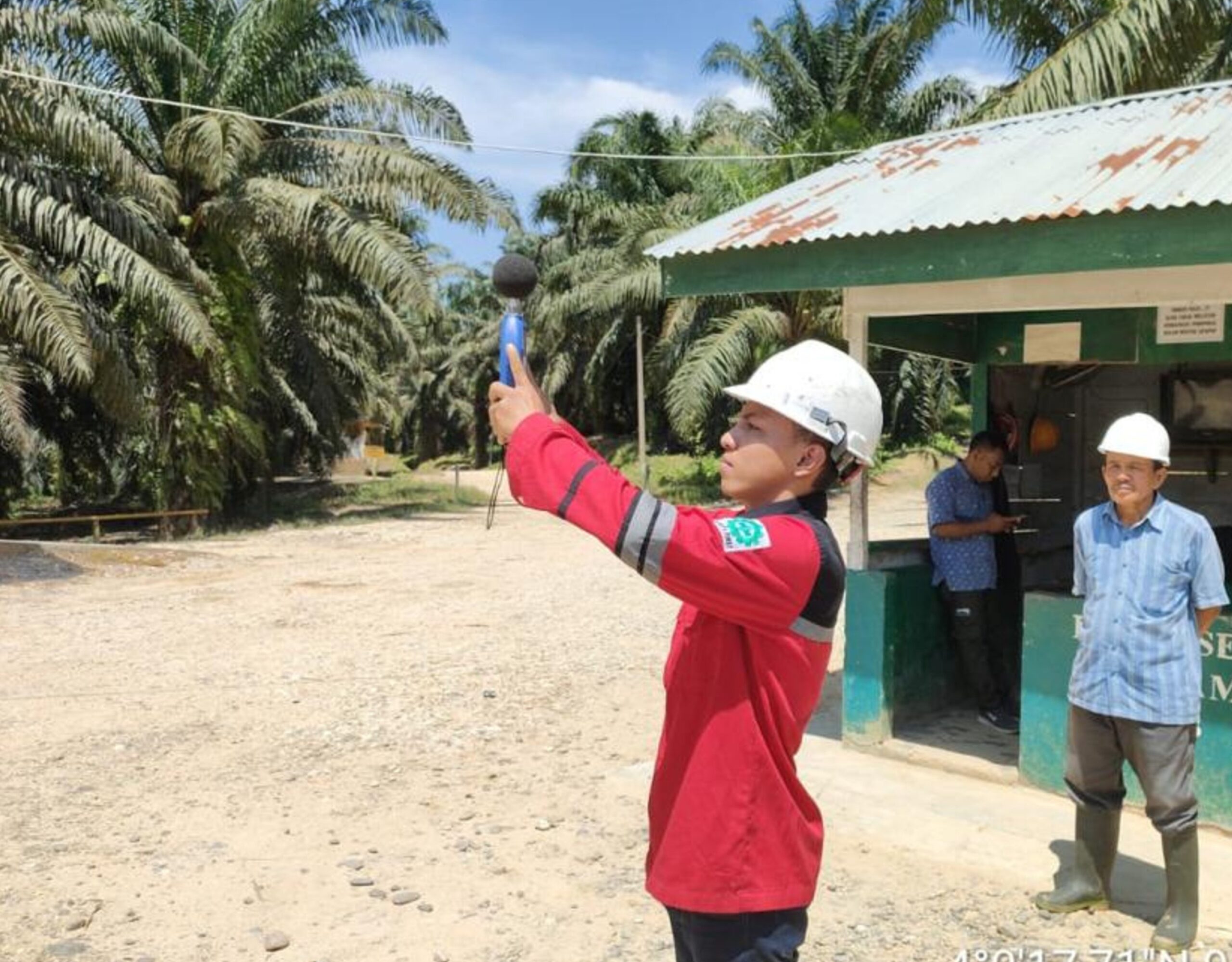 Sustainability - foto petugas baju merah mengukur kualitas udara